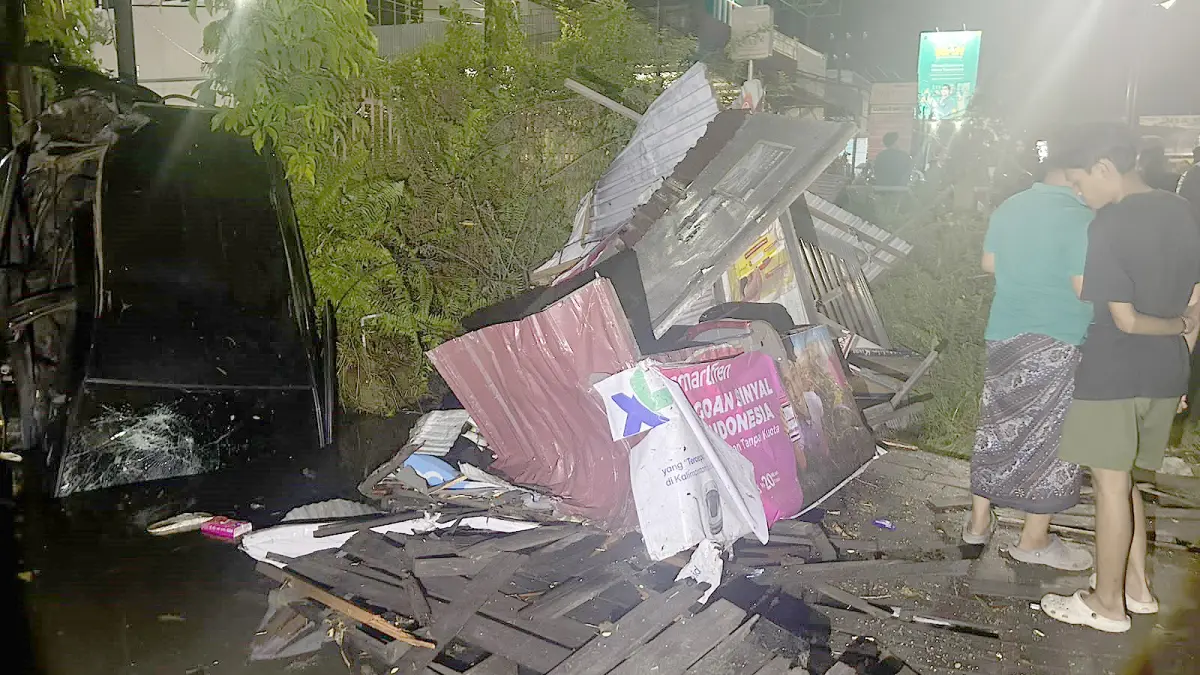  OLAH TKP: Mobil masuk sungai usai bertabrakan dengan motor dan menghantam warung di Jalan Ahmad Yani Km 7,4, Kecamatan Kertak Hanyar, Kabupaten Banjar, Sabtu (11/7/2026) malam. 