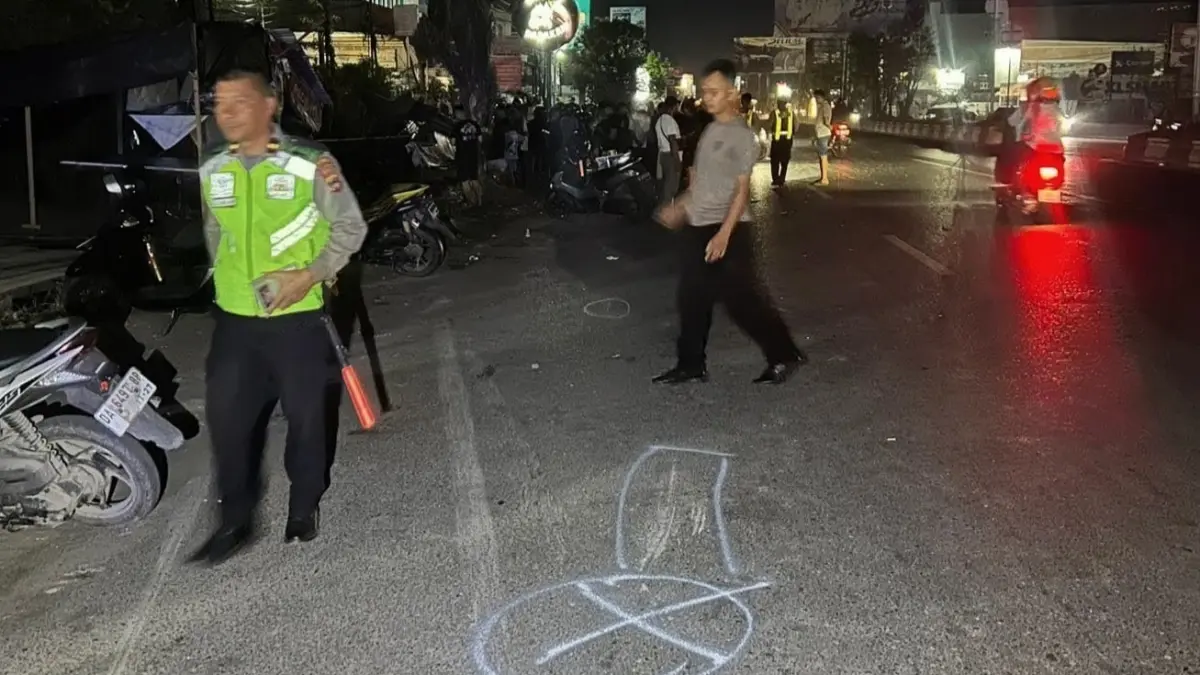 OLAH TKP: Petugas kepolisian melakukan olah tempat kejadian perkara (TKP) usai kecelakaan maut yang melibatkan satu mobil dan dua sepeda motor di Jalan Ahmad Yani Km 7,5, Kertak Hanyar, Sabtu (11/7/2026) malam. (Asdat/RADAR BANJARMASIN)