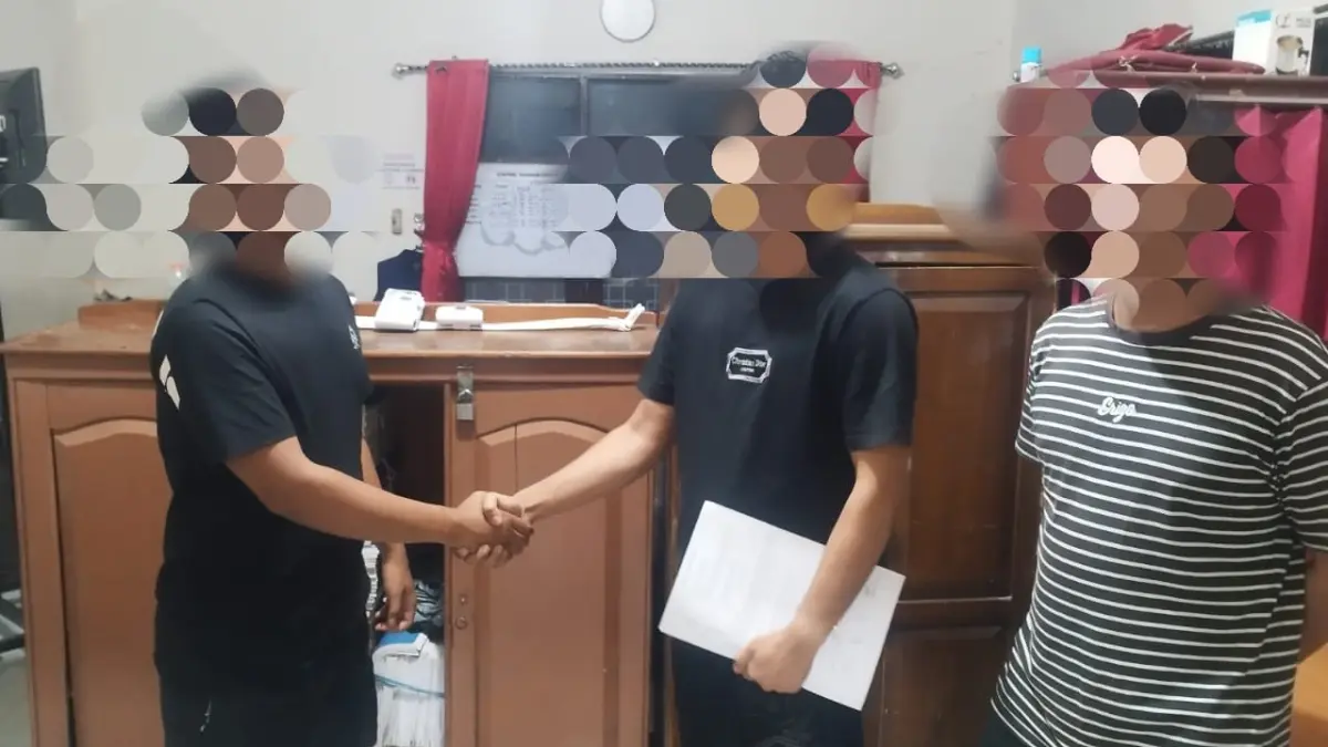 SALAMAN: Korban dan terduga pelaku dugaan pengancaman menjalani mediasi di Polsek Banjarmasin Timur hingga sepakat menyelesaikan perkara secara kekeluargaan. (Foto: Humas Polsek Banjarmasin Timur)