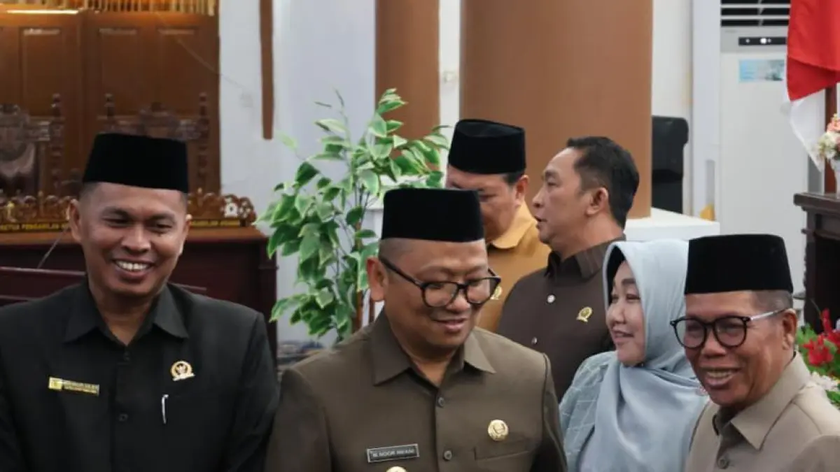 SIDANG PARIPURNA : Jajaran DPRD Tabalong saat menerima berkas rancangan APBD 2027 dari Bupati Tabalong Muhammad Noor Rifani.

(Foto &nbsp;: Ibnu Dwi Wahyudi/ Radar Banjarmasin)