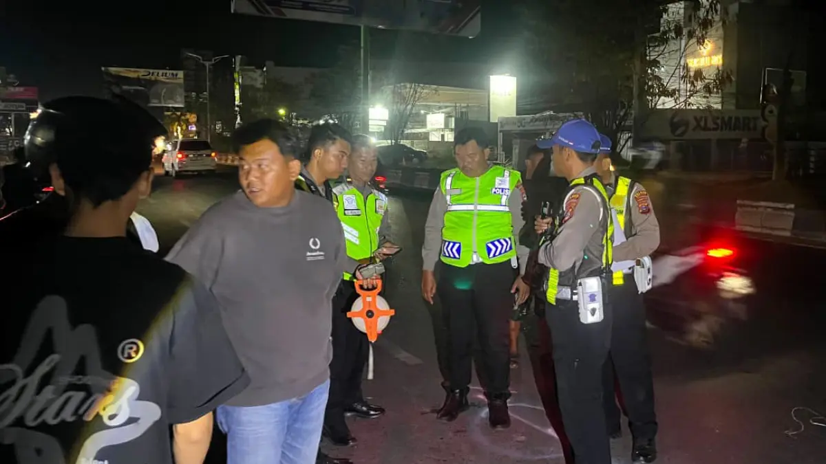 TEKS FOTO
OLAH TKP : Identitas dua korban meninggal dalam kecelakaan di Jalan Ahmad Yani Km 7,4 Kertak Hanyar berhasil diketahui. Keduanya dievakuasi ke ruang jenazah RSUD Ulin Banjarmasin.