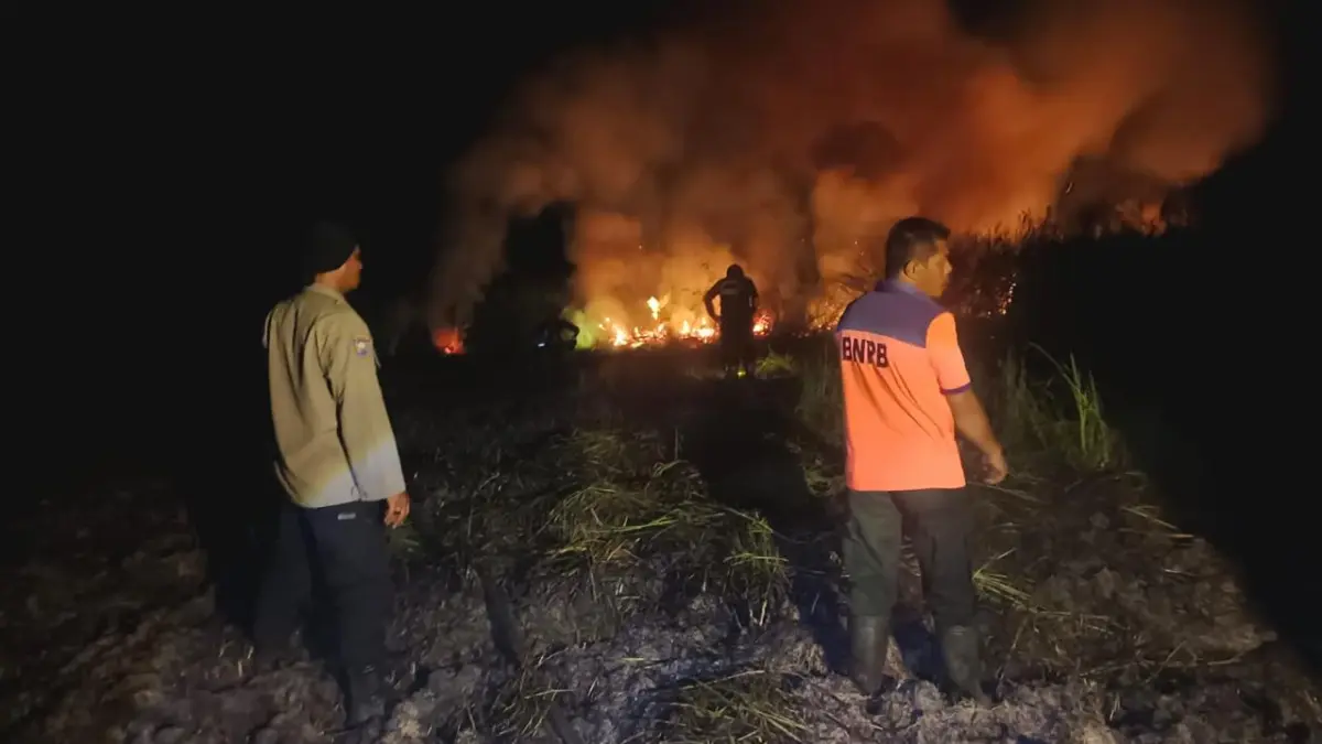 BERKOBAR: Tim gabungan Polri, TNI, BPBD, aparat desa, dan warga melakukan pemadaman kebakaran lahan gambut di Desa Pinangkara, Kecamatan Amuntai Tengah, Minggu (12/7/2026) malam hingga Senin (13/7/2026) dini hari. (Foto: Istimewa)