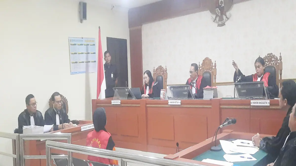 EY, Terdakwa dugaan penggelapan uang perusahaan pelayaran di Banjarmasin dituntut 3 tahun 8 bulan kurungan penjara oleh JPU dari Kejati Banjarmasin, Senin (13/7). (M. Oscar Fraby/Radar Banjarmasin)