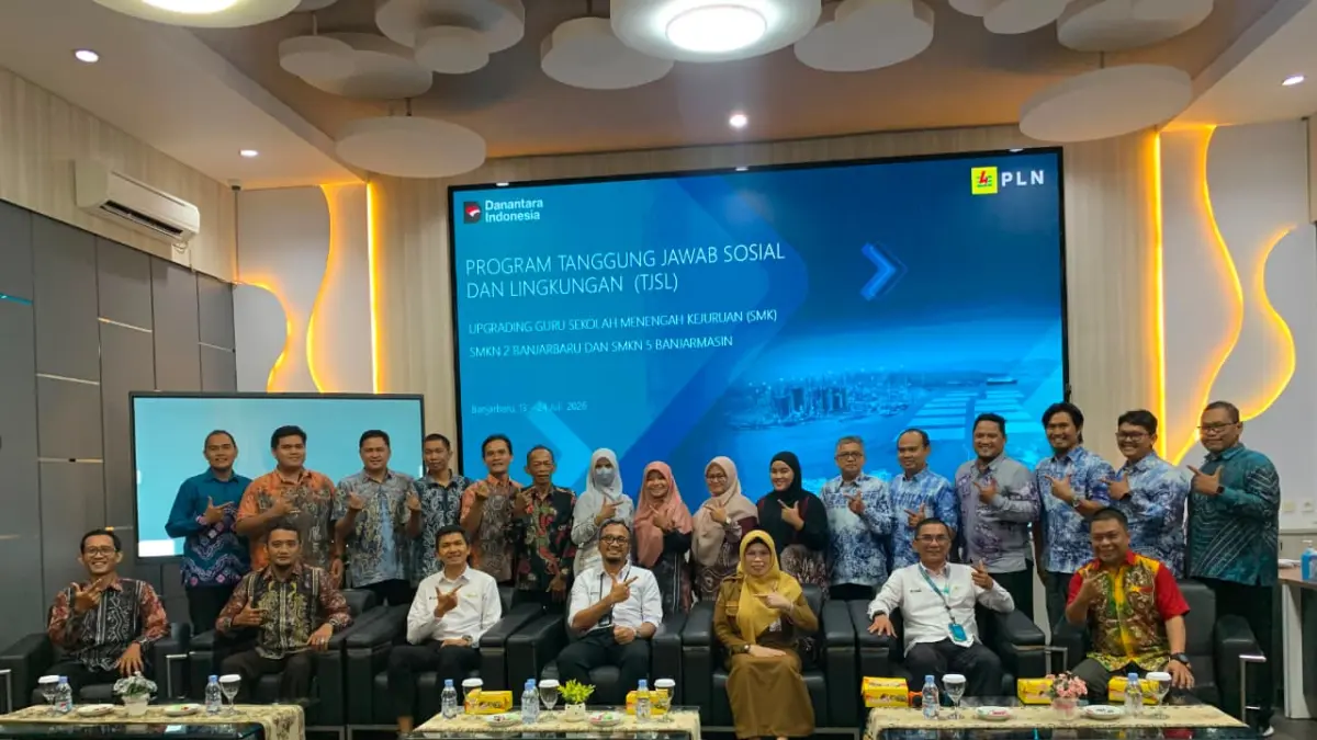 FOTO BERSAMA: Peserta Upgrading Guru SMK Tahun 2026 bersama jajaran PLN UPDL Banjarbaru usai pembukaan program TJSL.
