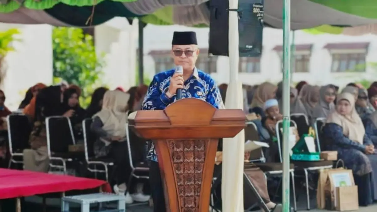 HADIR: Sekda HSU, Adi Lesmana mewakili Bupati HSU menutup Orientasi Pondok Pesantren (Ospen) Rakha Amuntai Tahun Ajaran 2026/2027 yang diikuti 2.230 santri dan santriwati di halaman Ponpes Rakha Amuntai, Sabtu (11/7/2026). (Foto: Pemkab HSU)