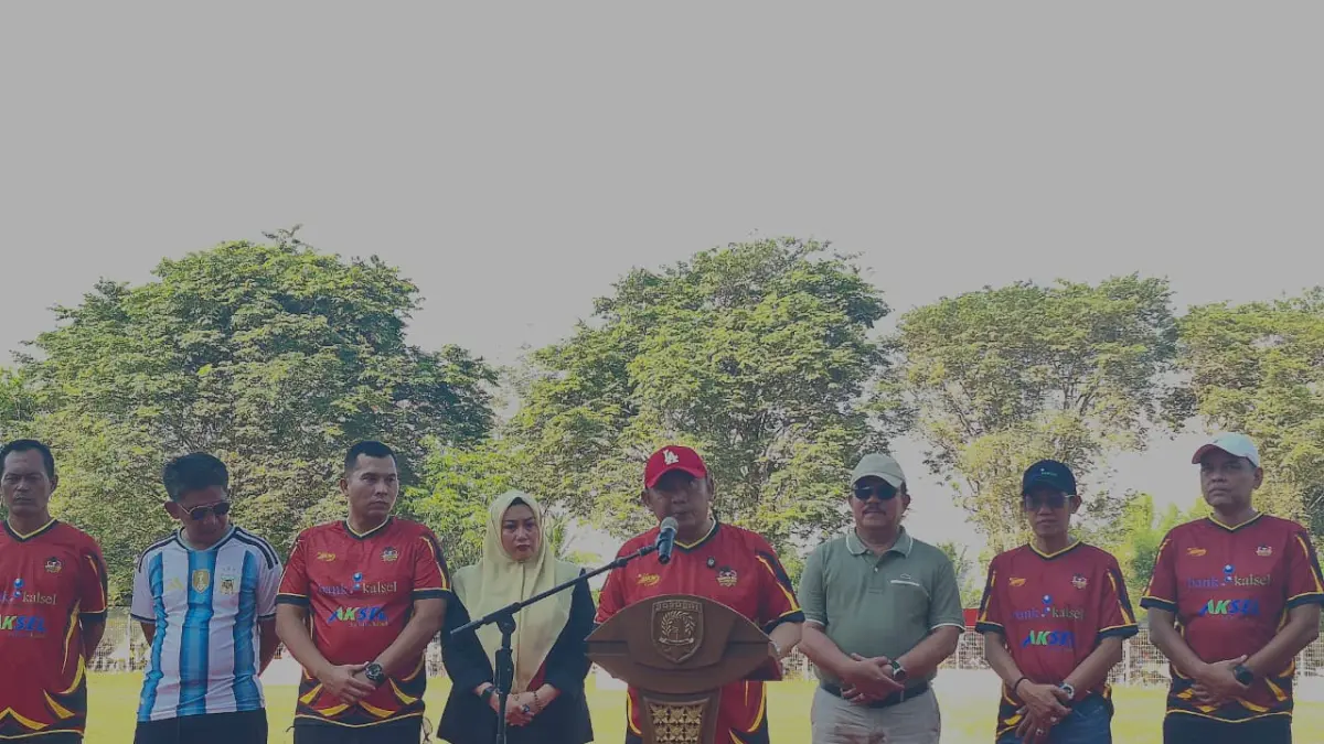 KOMITMEN: Bupati HST, Samsul Rizal komitmen memperbaiki Stadion Murakata untuk menunjang olahraga di Bumi Murakata.(Foto: Jamaluddin/Radar Banjarmasin)