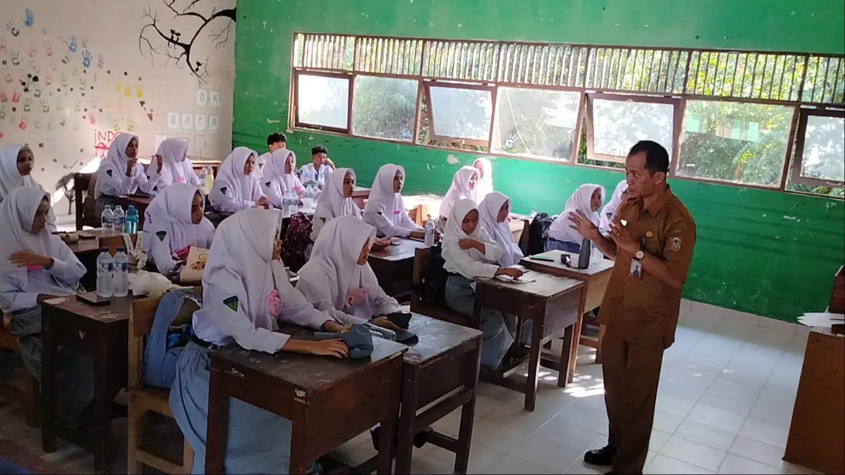 MPLS: Kepala SMAN 1 Alalak, memberikan materi kepada siswa baru yang mengikuti pembukaan Masa Pengenalan Lingkungan Sekolah (MPLS). (Foto: Maulana)&nbsp;
