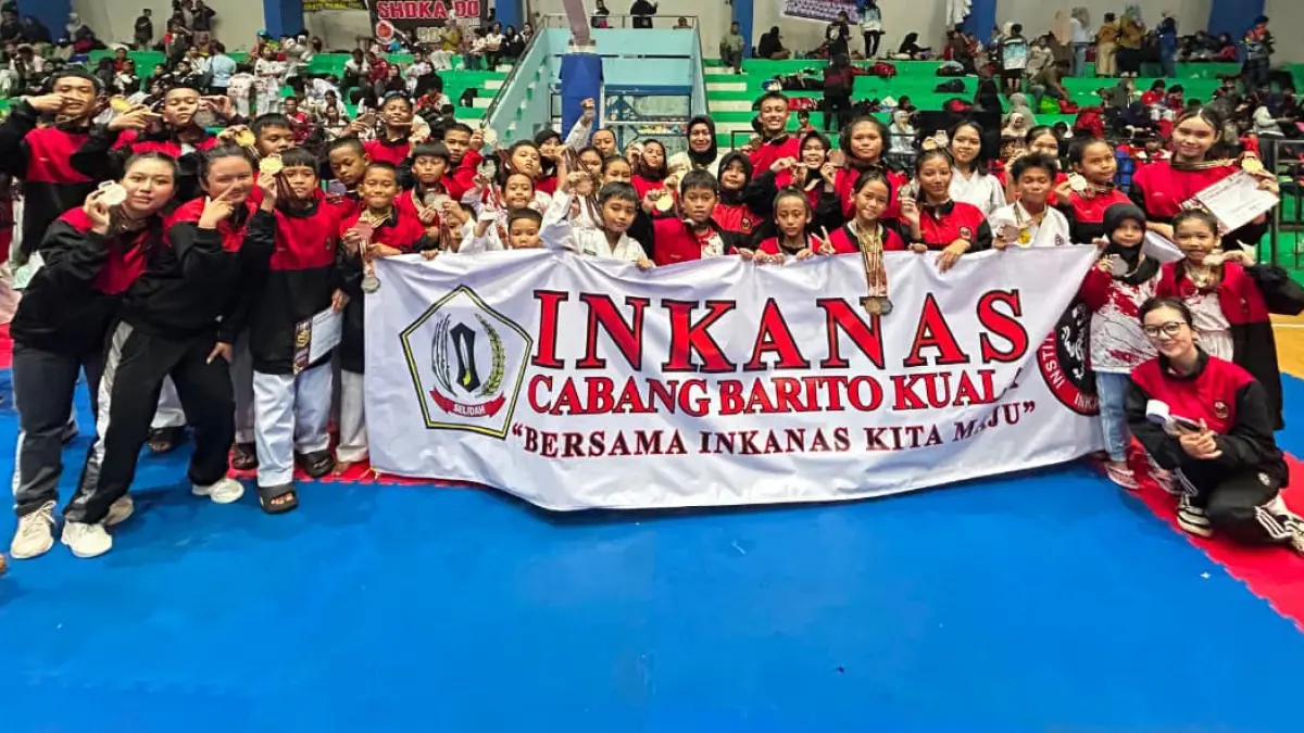 GABUNG: Inkanas Kota Banjarmasin sebagai Juara Umum 1 dan Inkanas Tanah Laut sebagai Juara Umum 2 berfoto bersama usai Shukaido Borneo 2 Karate Open Championship 2026 di GOR Hasanuddin HM, Banjarmasin yang berlangsung 10-12 Juli 2026. Kedua perguruan ini mendominasi kejuaraan yang diikuti peserta dari Kalimantan Selatan, Tengah, Timur, dan Utara. 