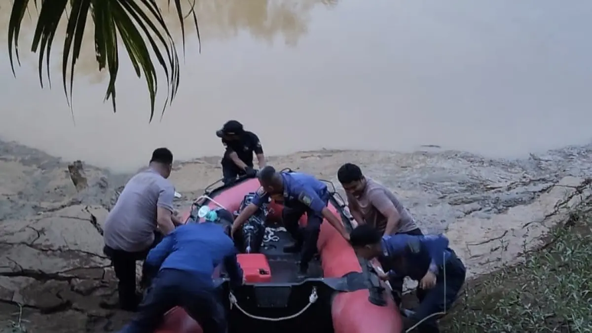 Personel SAR gabungan bersiap melakukan pencarian terhadap remaja yang diduga diterkam buaya di Sungai Karang Bintang, Kabupaten Tanah Bumbu. (PKJR Tanah Bumbu)