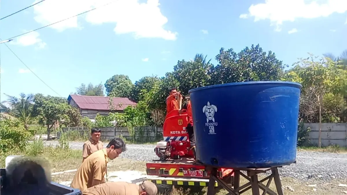 SIAGAKAN: BPBD Banjarbaru turun tangan distribusikan bantuan dan siagakan 12 tandon air berkapasitas 2.000 liter. (HARUN UNTUK RADAR BANJARMASIN)