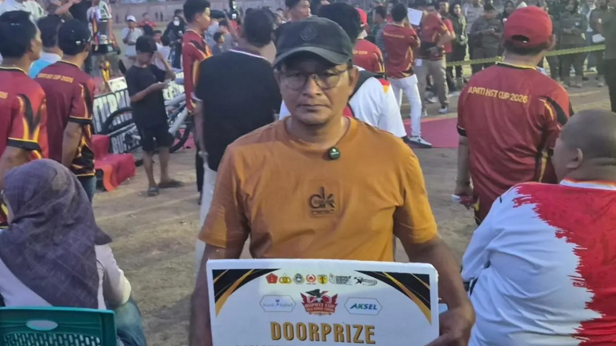 Warga Limpasu HST, Rusdiansyah dapat tiket umrah dari doorprize turnamen Bupati HST Cup. (Jamaluddin/Radar Banjarmasin).