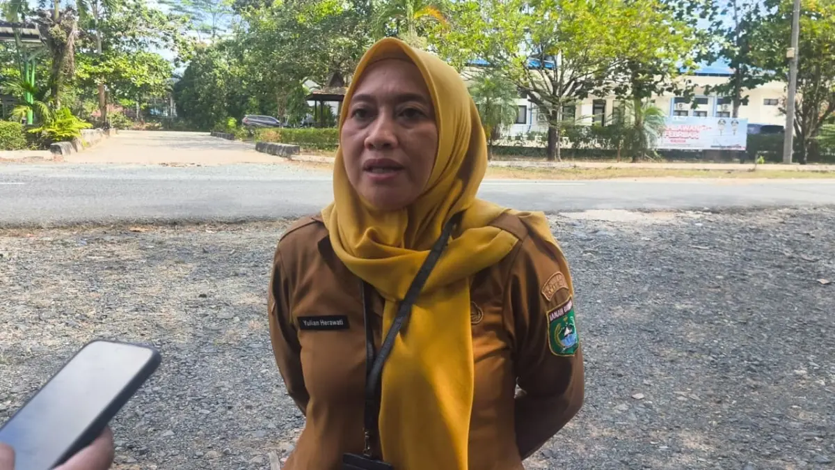 WAWANCARA: Sekda Tanah Bumbu, Yulian Herawati, memberikan keterangan kepada wartawan terkait imbauan kewaspadaan terhadap potensi serangan buaya di Tanah Bumbu.