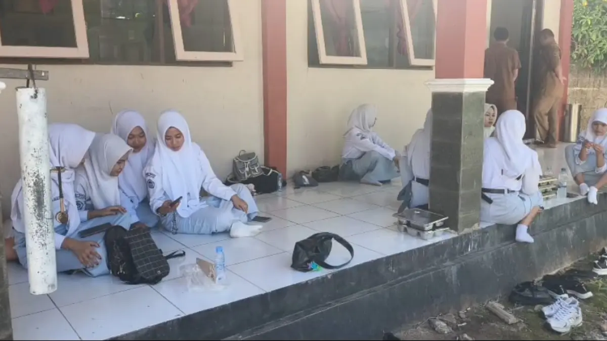 AKAN BERPINDAH: Para pelajar di SMKN 2 Tapin akan berpindah gedung baru di tahun ajaran baru ini. (Foto: Ibnu untuk Radar Banjarmasin)&nbsp;