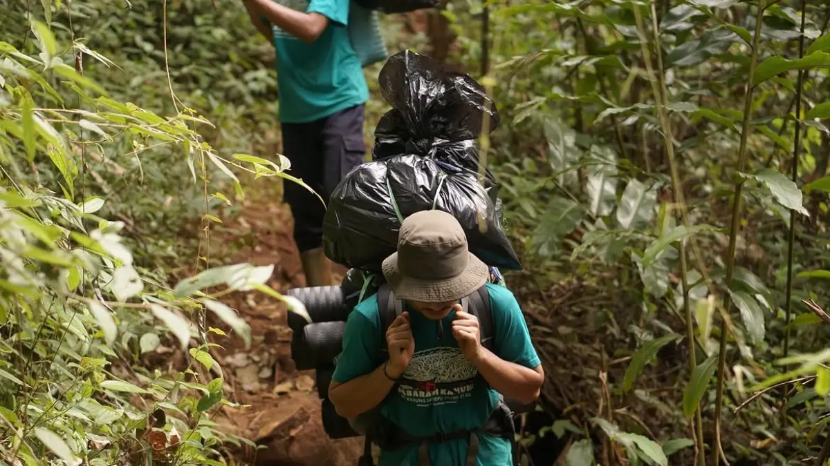 AKSI BERSIH: Para pendaki saat membawa sampah di jalur pendakian Gunung Kahung Maret lalu. Kegiatan serupa akan digelar dalam GAS Kahung pada 15–18 Agustus 2026.&nbsp;
(Foto: Pokdarwis Kahung Raya untuk Radar Banjarmasin)