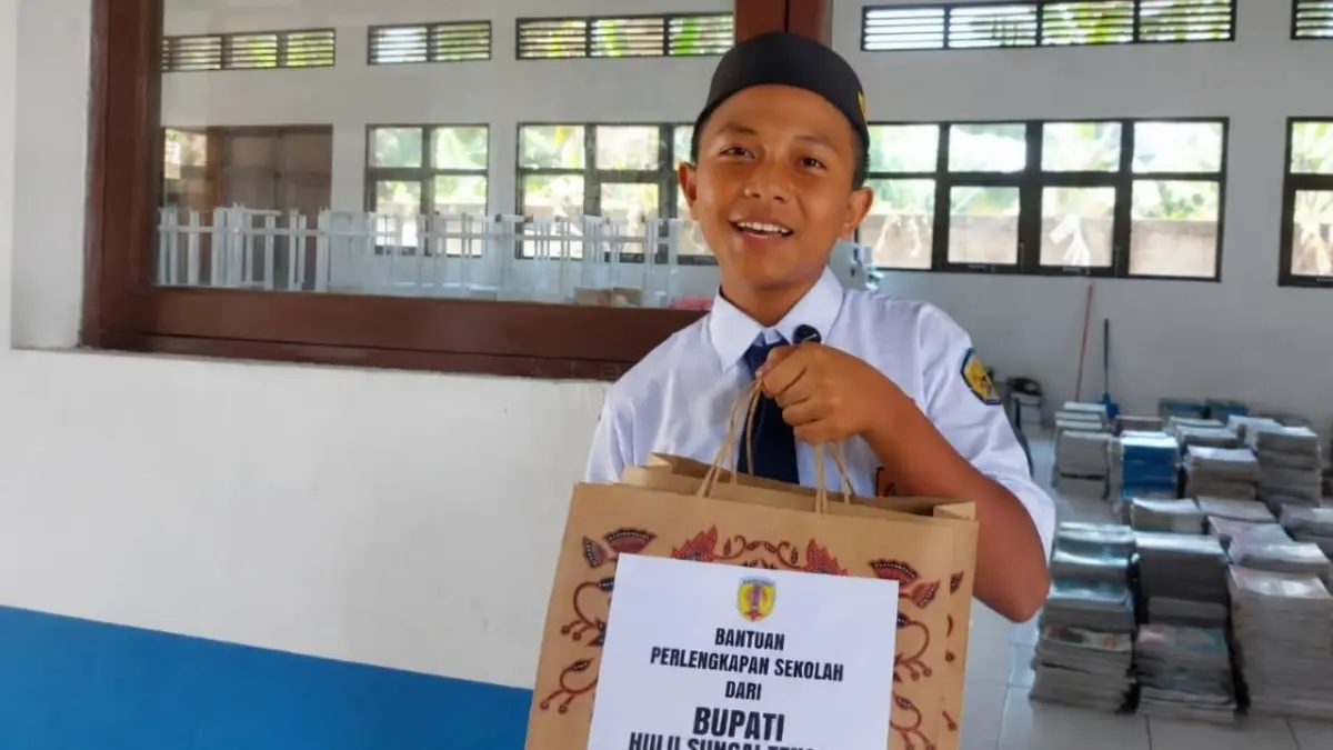 BANTUAN: Siswa SMPN 5 Hulu Sungai Tengah menerima bantuan seragam dan sepatu sekolah gratis dari Pemerintah Kabupaten Hulu Sungai Tengah menjelang tahun ajaran baru. (Foto: Jamaluddin/Radar Banjarmasin)
