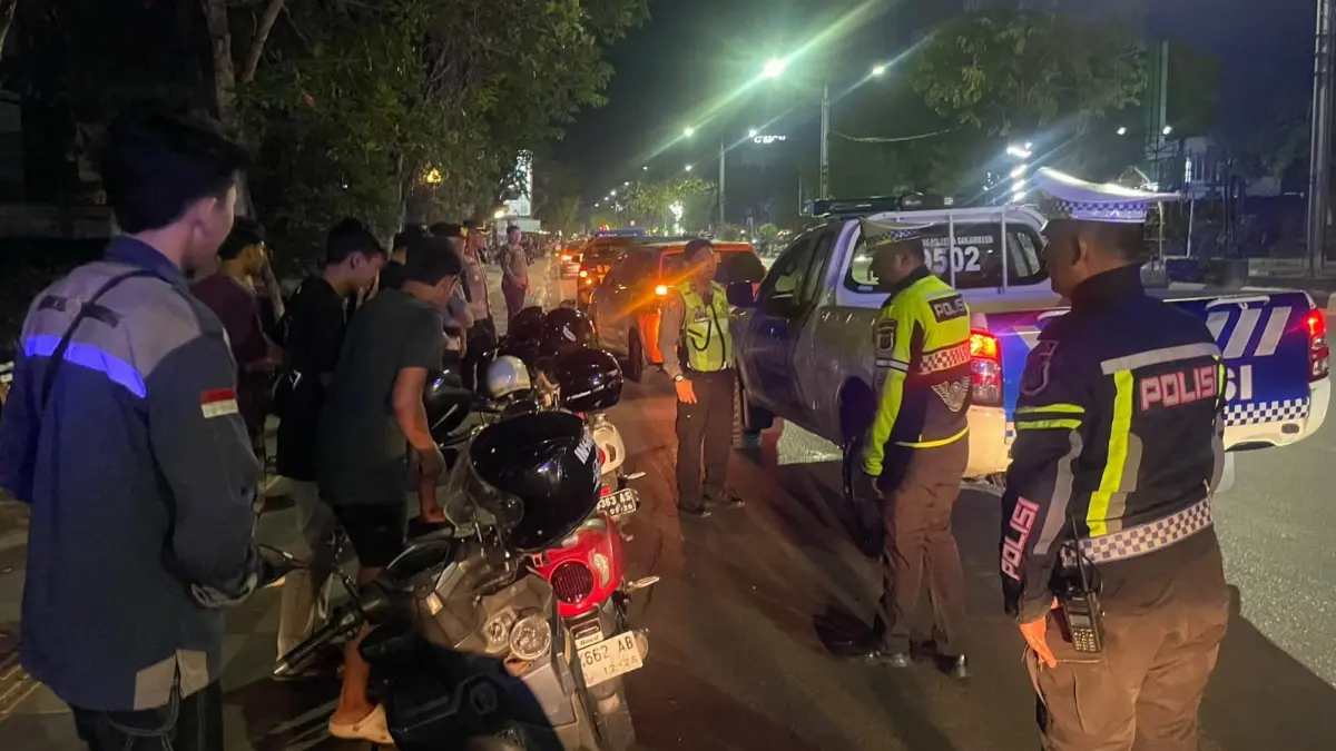 DIAMANKAN: Sejumlah kendaraan ditindak petugas Satlantas Polresta Banjarmasin saat patroli antisipasi balap liar, Minggu (12/7) dini hari. (Foto: Satlantas Polresta Banjarmasin)