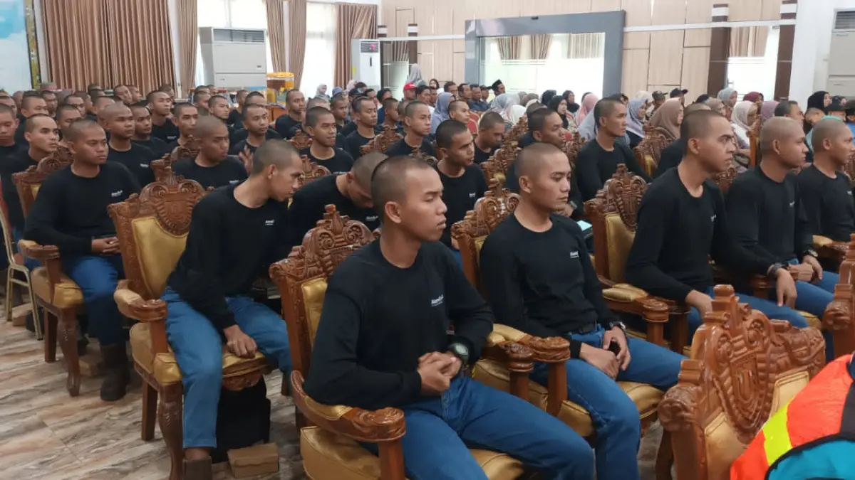 DILEPAS: Para operator alat berat baru PT SIS ADMO di Kabupaten Tabalong yang siap bekerja.