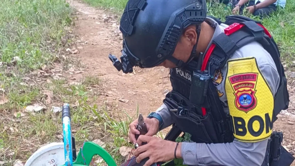 DISPOSAL: Petugas Unit Jibom Detasemen Gegana Satbrimob Polda Kalsel mengevakuasi granat tangan jenis granat nanas produksi 1916 yang ditemukan warga di tepi sungai Desa Aranio sebelum dimusnahkan sesuai prosedur. (Foto: Humas Polres Banjar)
