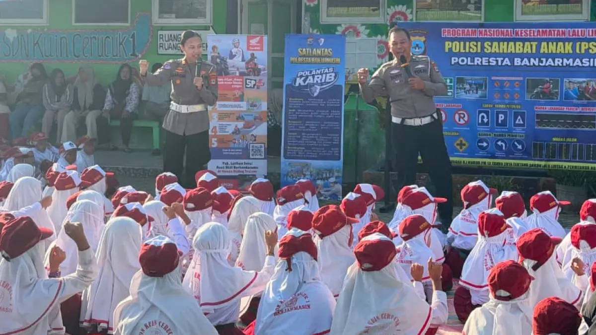 EDUKASI: Personel Satlantas Polresta Banjarmasin memberikan edukasi tertib berlalu lintas kepada siswa SDN Kuin Cerucuk 1 melalui program Polisi Sahabat Anak (PSA).