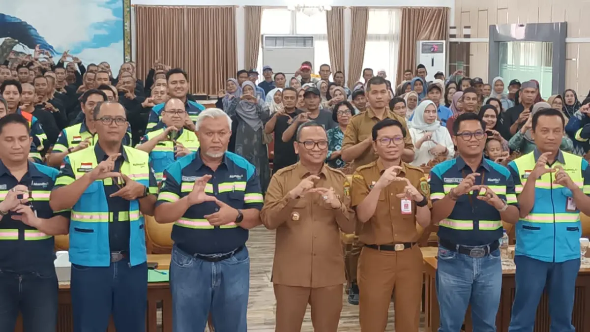FOTO BERSAMA: Bupati Kabupaten Tabalong, Muhammad Noor Rifani dan Chief Operation ADMO PT SIS,&nbsp;Agus Harsanto berpose bersama dengan para operator.&nbsp;