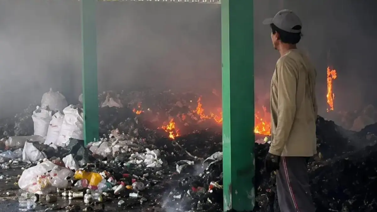 KEBAKARAN: Asap dan api membakar tumpukan sampah di TPS3R Desa Al-Kautsar, Kecamatan Satui, Tanah Bumbu.