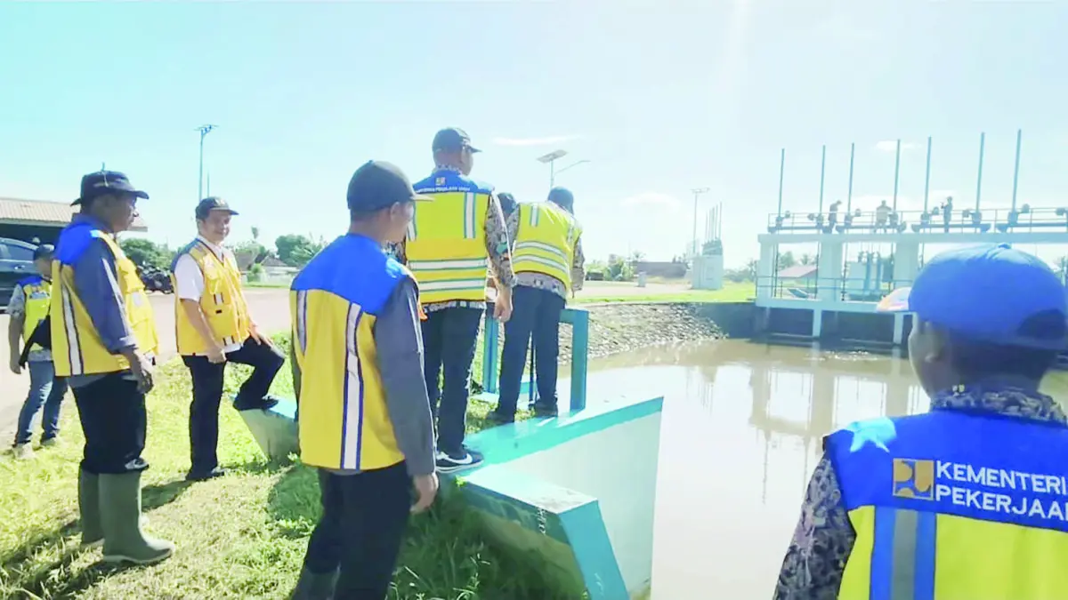 MENGECEK: Tim Dinas PUPR Kalsel mengecek saluran irigasi dan ketersediaan air menjelang puncak musim kemarau.&nbsp;
(DINAS PUPR KALSEL)&nbsp;