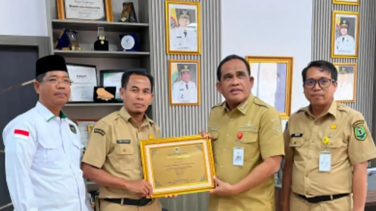 MOMEN: Bupati HSU, H Sahrujani foto bersama dengan Kepala Kantor Kementerian Haji dan Umrah Kabupaten HSU, H Hafizi (kiri) usai membahas evaluasi penyelenggaraan ibadah haji 1447 H/2026 M di ruang kerja bupati, Senin (13/7/2026).(Foto: Pemkab HSU)