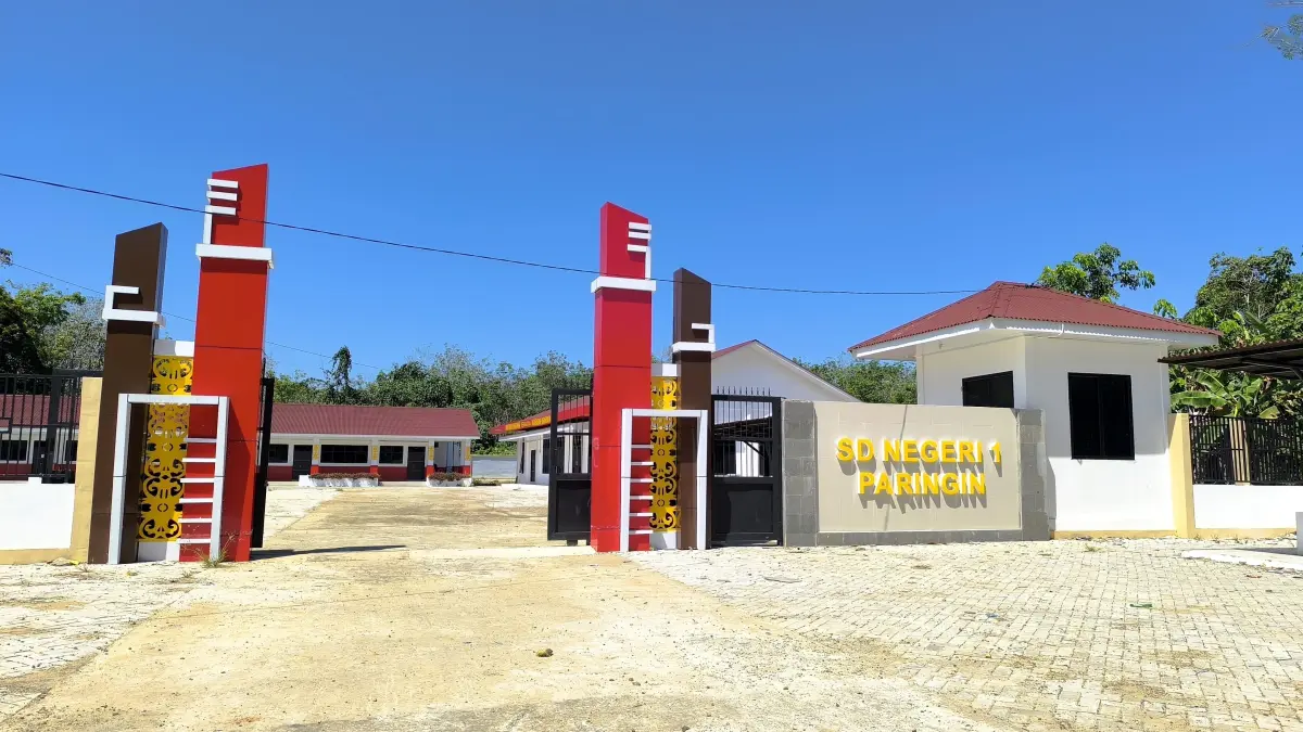 MULAI PINDAH: Wajah gedung baru SDN 1 Paringin di Komplek 25, Kecamatan Paringin. Memasuki hari kedua tahun ajaran baru, proses pemindahan mebeler sekolah kini sudah mulai berjalan. (M Dirga/ Radar Banjarmasin)