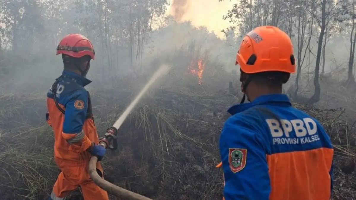PEMADAMAN: Petugas BPBD Provinsi Kalimantan Selatan bersama tim gabungan memadamkan kebakaran hutan dan lahan di Jalan Tekukur, Kelurahan Landasan Ulin Timur, Kota Banjarbaru, agar api tidak menjalar ke permukiman warga. (Foto: BPBD Provinsi Kalsel)
