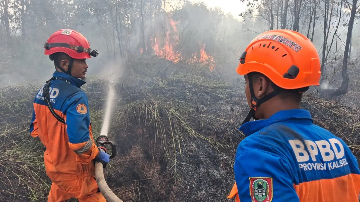 PEMADAMAN: Tim gabungan memadamkan kebakaran hutan dan lahan di Jalan Tekukur, Kelurahan Landasan Ulin Timur, Kota Banjarbaru, untuk mencegah api meluas ke kawasan sekitar. (Foto: Amirullah untuk Radar Banjarmasin)