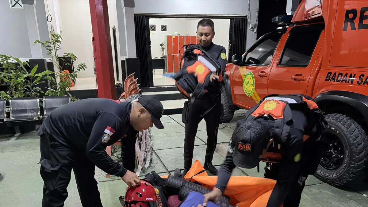 PENCARIAN: Tim Pos SAR Kotabaru bersiap menuju Sungai Kupang untuk mencari bocah yang diduga disambar buaya di Kecamatan Kelumpang Hulu, Kabupaten Kotabaru. (Foto: SAR Banjarmasin)