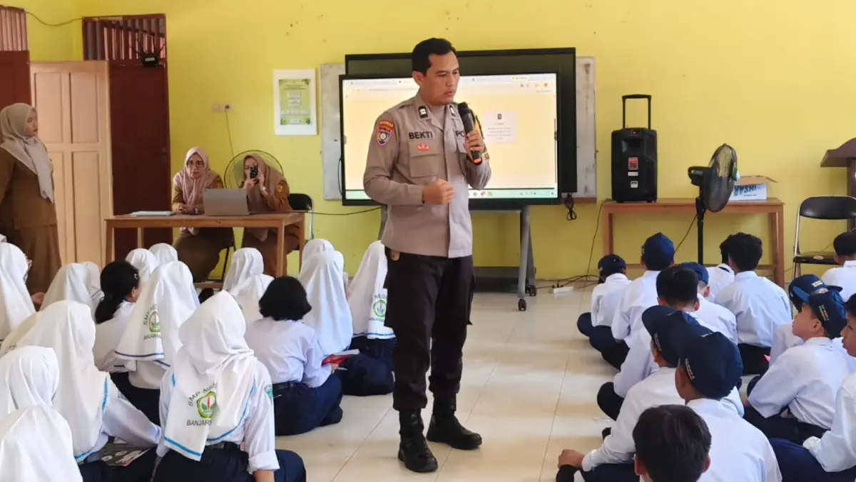 PENYULUHAN: Bhabinkamtibmas Kelurahan Sungai Lulut Aiptu Setya Bekti memberikan edukasi hukum kepada peserta didik baru saat Masa Pengenalan Lingkungan Sekolah (MPLS) di SMPN 16 Banjarmasin. (Foto: Humas Polresta Banjarmasin untuk Radar Banjarmasin)
