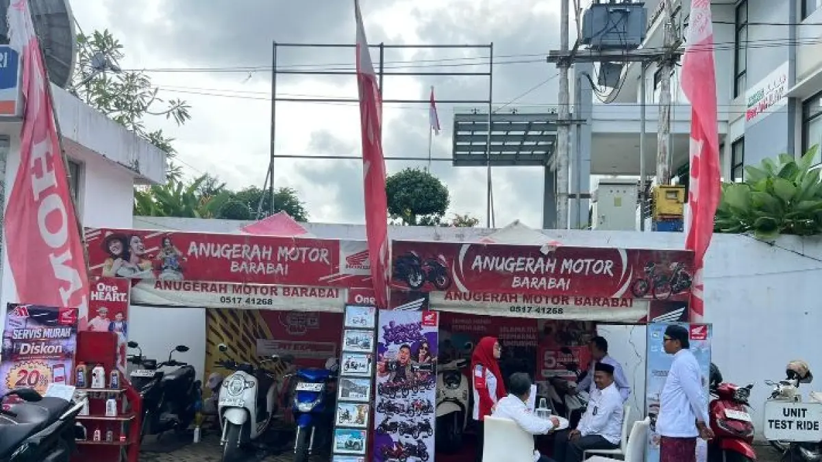 PERKUAT LAYANAN : Honda PT Trio Motor menggelar Stand Service di Dealer Anugerah Motor Barabai.(Foto: Trio Motor)