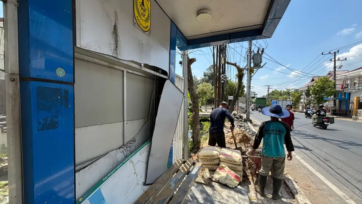 PERLU PERBAIKAN: Kondisi salah satu halte bus di Jalan Gatot Subroto, Kelurahan Kebun Bunga, Kecamatan Banjarmasin Timur tampak rusak pada bagian dinding. (Foto: Zulvan Rahmatan/Radar Banjarmasin)