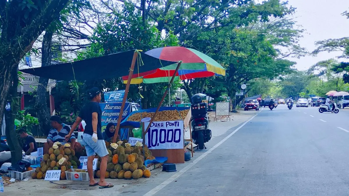 PKL: Deretan pedagang kaki lima (PKL) masih memadati bahu Jalan Belitung Darat, Banjarmasin. Keberadaan lapak dinilai mempersempit ruas jalan dan menjadi perhatian warga.(Endang Syarifuddin/Radar Banjarmasin)