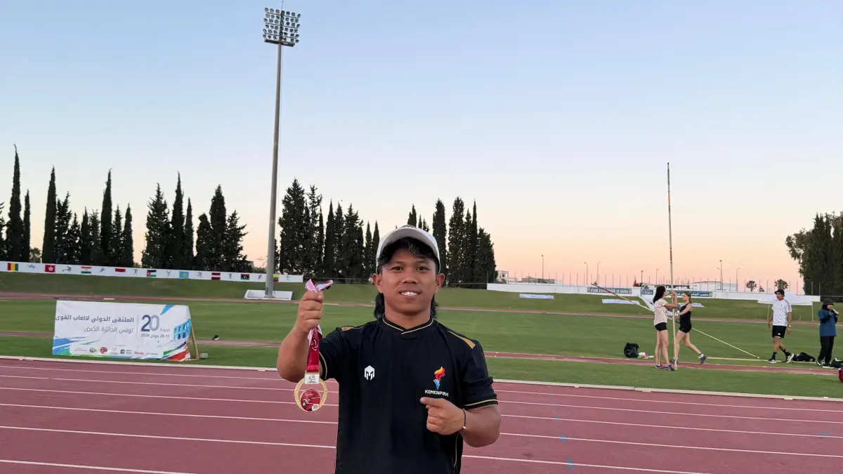 PRESTASI: Atlet NPC Kabupaten Hulu Sungai Utara, Ansyari, menunjukkan medali emas dan perak usai memecahkan rekor lempar lembing pada ASEAN Para Games di Thailand.