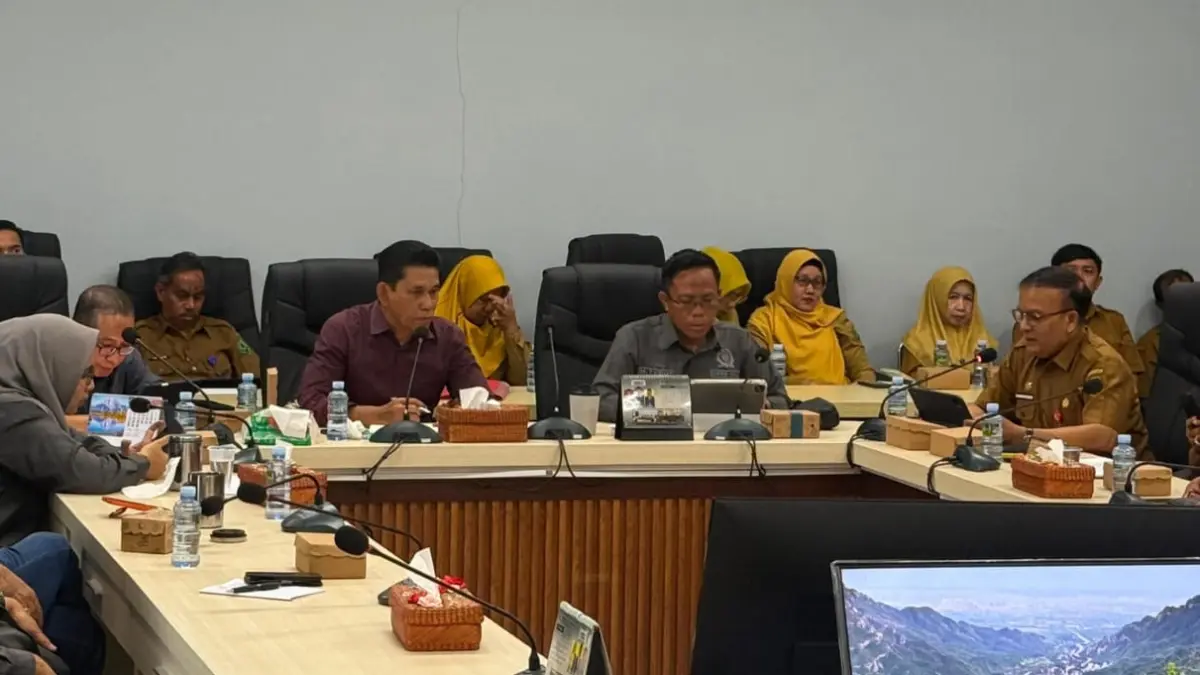RAPAT: Komisi II DPRD Kabupaten Hulu Sungai Utara menggelar rapat kerja bersama sejumlah organisasi perangkat daerah membahas pertanggungjawaban pelaksanaan APBD Tahun Anggaran 2025 di Gedung DPRD HSU. (Foto: Istimewa)