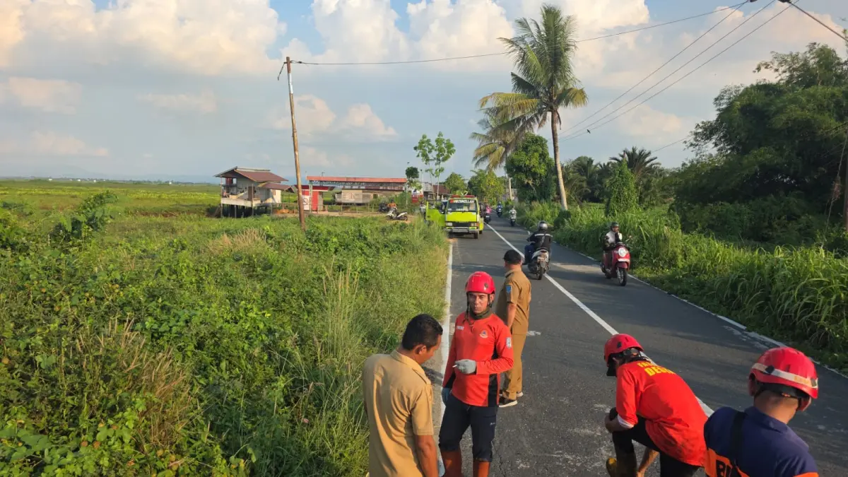 SIAGA: Petugas gabungan bersiaga di lokasi kebakaran lahan di Desa Sungai Kupang, Kecamatan Kandangan, untuk mengantisipasi api meluas. (Foto: BPBD HSS)