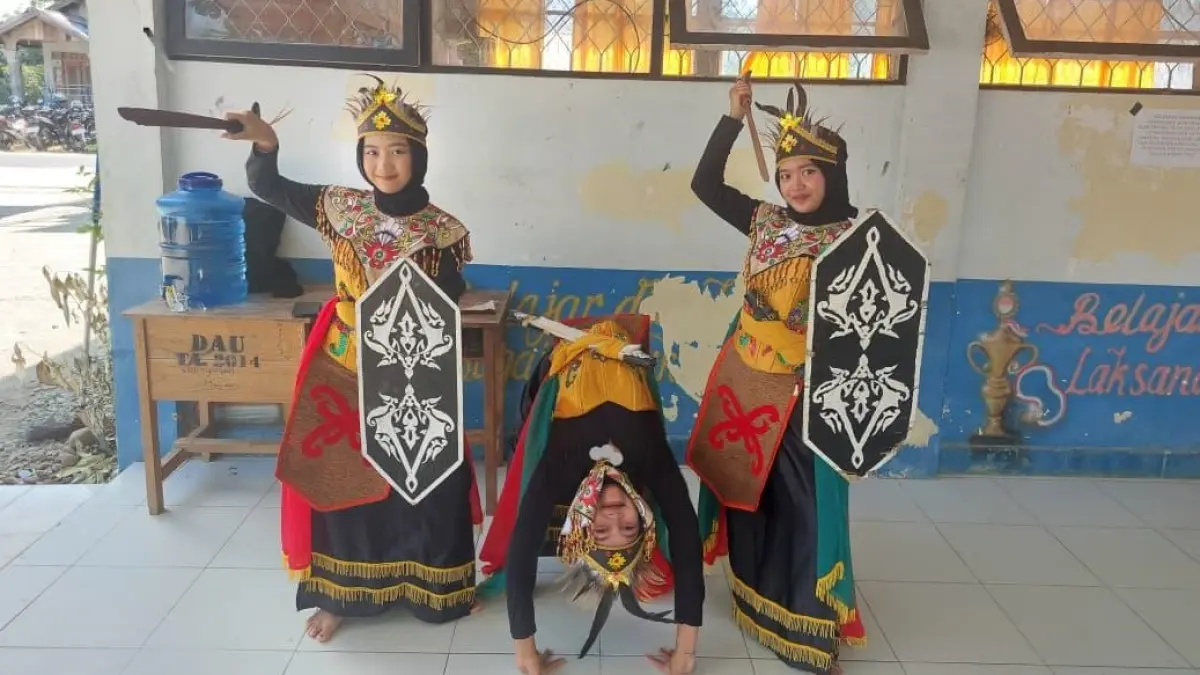 Siswa di HST menampilkan Tarian Mandau Penyambutan. (Foto: Jamaluddin/Radar Banjarmasin).
