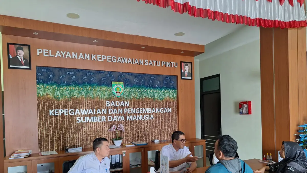 Suasana pelayanan dan penginputan data kepegawaian di lingkungan Pemkab Balangan.