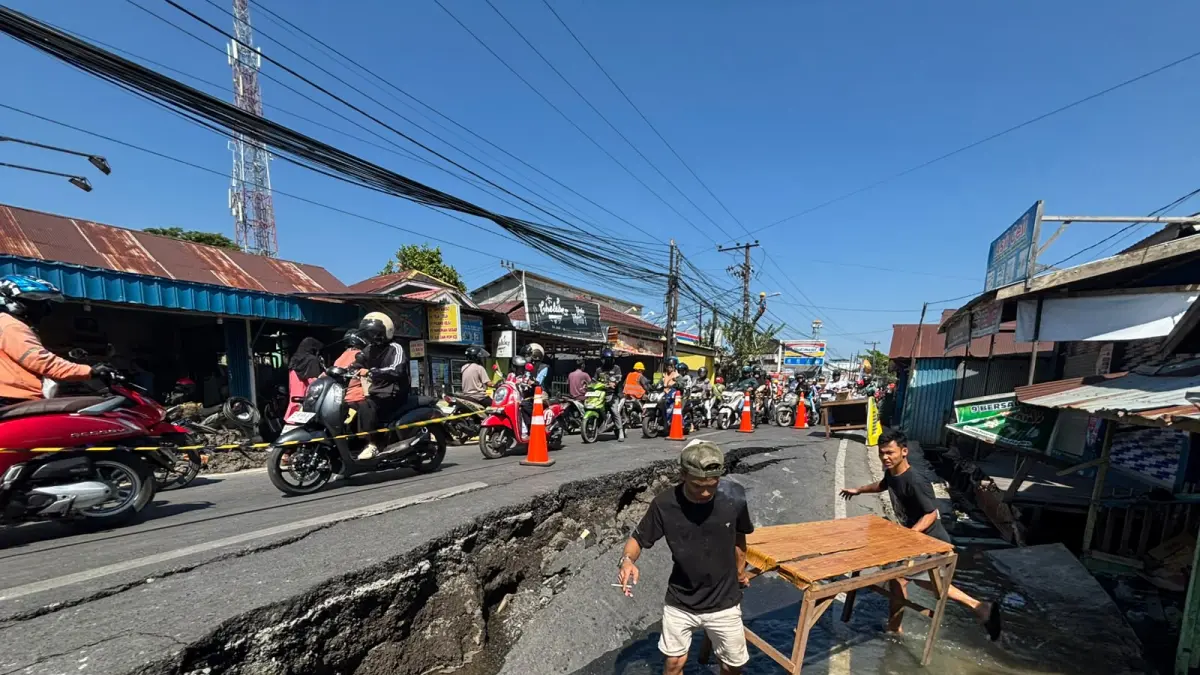 AMBLAS: Jalan Veteran Sungai Lulut yang amblas dengan lalu lintas yang cukup padat (Zulvan/Radar Banjarmasin) 