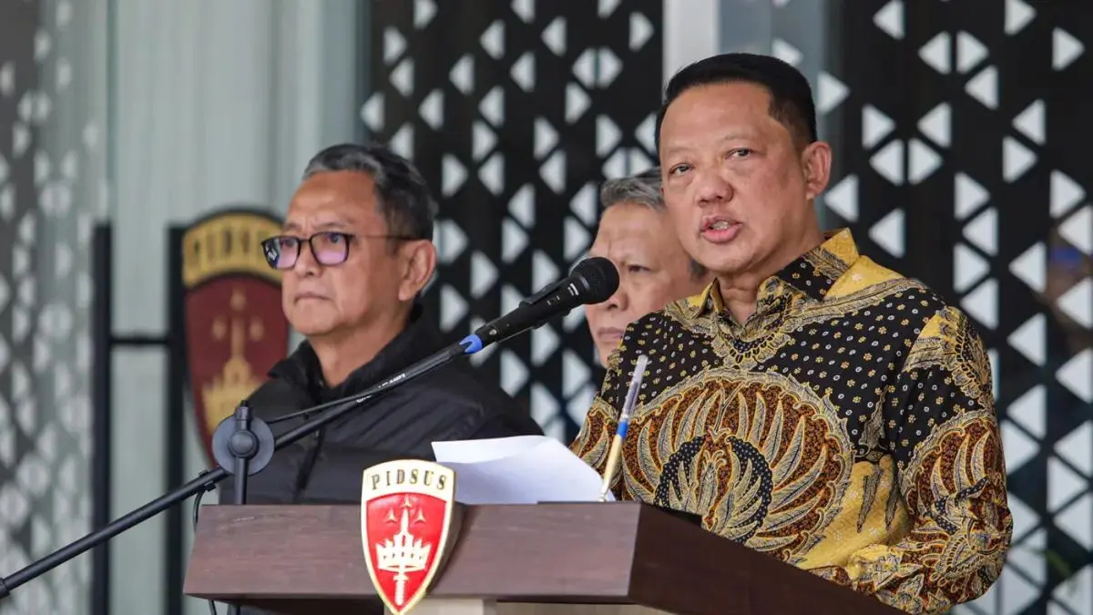 BERI KETERANGAN: Penetapan Eks Jampidsus Febrie Adriansyah sebagai tersangka, diharapkan tidak menghambat proses penyidikan dugaan korupsi program MBG. (Salman Toyibi/Jawa Pos)