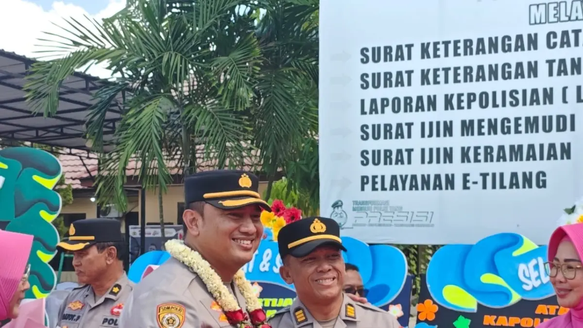 PEDANG PORA: Kapolres Tanah Bumbu AKBP Novy Adi Wibowo bersama Kabag Ops Polres Tanah Bumbu AKP Tony Haryono mengikuti tradisi pedang pora sebagai rangkaian pisah sambut pejabat lama dan pejabat baru di Mapolres Tanah Bumbu. (Foto: Zulqarnain/Radar Banjarmasin)