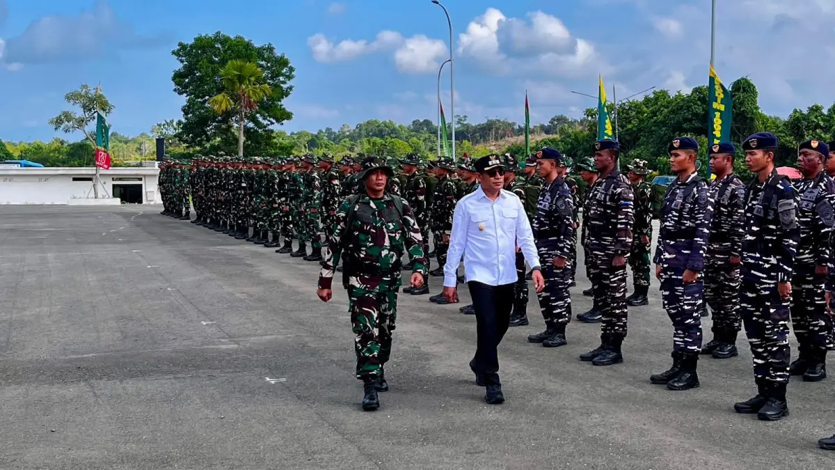 Dansatgas TMMD, Letkol Inf Muhammad Taufik Akbar dan Wabup Syairi melakukan pengecekan pasukan yang akan diberangkatkan ke Tanjung Lalak. (Kodim 1004/ Kotabaru)