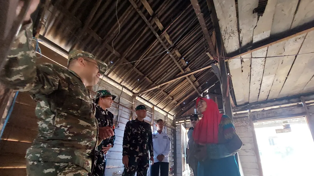 DIBONGKAR: Kondisi rumah nenek Dana di Desa Awang HST yang akan diperbaiki. (Foto: Jamaluddin/Radar Banjarmasin).