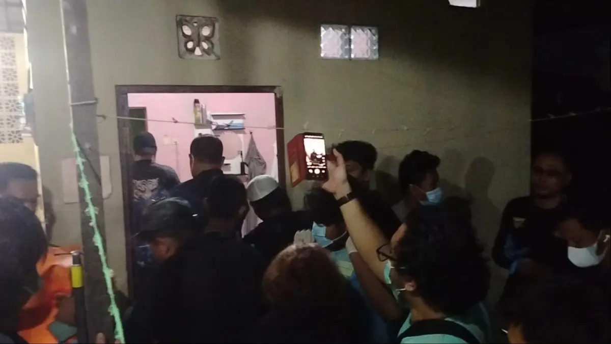 EVAKUASI: Relawan mengevakuasi jenazah pekerja kapal yang ditemukan meninggal di kamar indekos menuju Kamar Pemulasaraan RSUD Ulin Banjarmasin untuk pemeriksaan lebih lanjut. (Foto: Maulana/Radar Banjarmasin)
