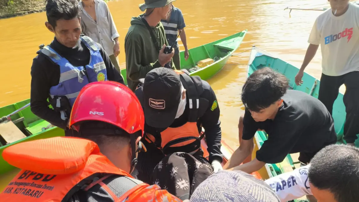 EVAKUASI: Tim SAR gabungan mengevakuasi jasad bocah berusia 8 tahun yang ditemukan di Sungai Kupang, Kecamatan Kelumpang Hulu, Kotabaru, Rabu (15/7/2026). (Foto: Basarnas Kotabaru)
