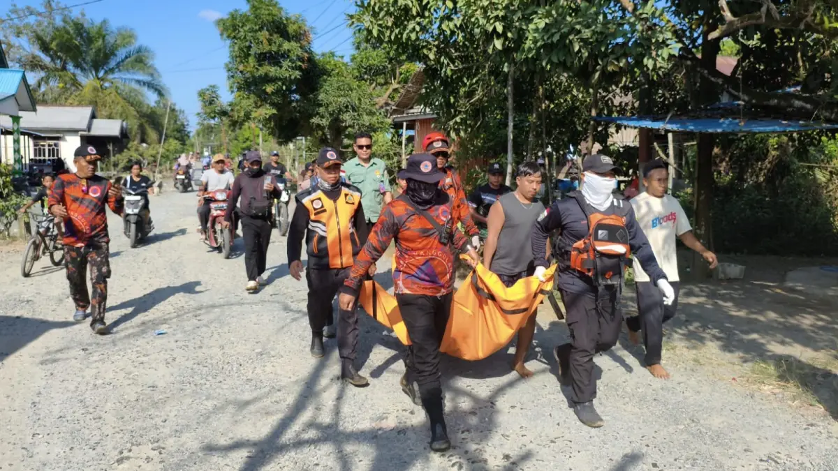 EVAKUASI: Tim SAR Gabungan mengevakuasi jasad bocah yang ditemukan di Sungai Kupang, Kecamatan Kelumpang Hulu, Kotabaru, sebelum diserahkan kepada pihak keluarga. (Foto: SAR Banjarmasin)
