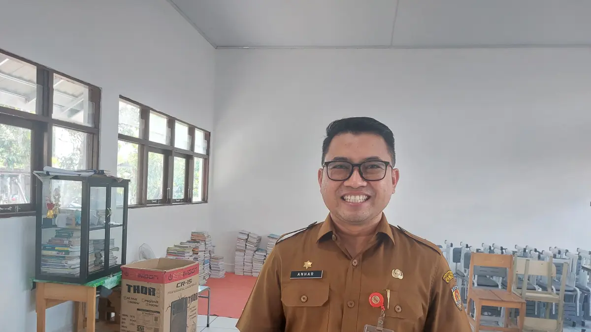 FASILITAS: Kepala Dinas Pendidikan HST, Muhammad Anhar saat diwawancara awak media. (Foto: Jamaluddin/Radar Banjarmasin).
