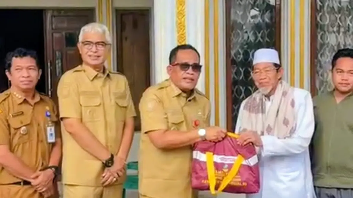 HADIR: Bupati HSU, H Sahrujani menyerahkan bantuan kepada korban kebakaran di Desa Palimbangan RT 03, Kecamatan Haur Gading, sebagai bentuk kepedulian pemerintah daerah terhadap warga terdampak musibah.(Foto: Pemkab HSU)&nbsp;